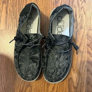 Size 6 Women’s Hey Dudes